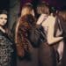 Mannequins portant des pièces de créateur en coulisses d’un défilé de mode de luxe.