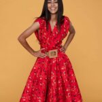 Robe rouge de créateur avec motifs floraux et ceinture